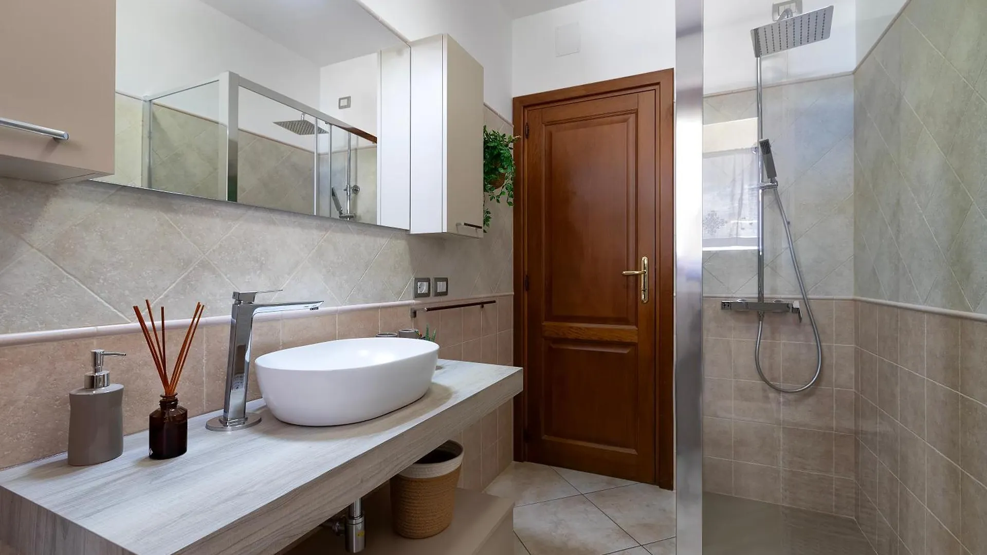 Sardinia Re - White Olive Apartman Alghero